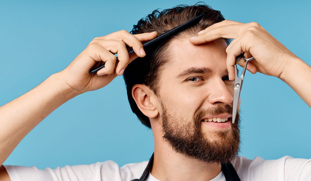 homme qui se coupe les cheveux soi même