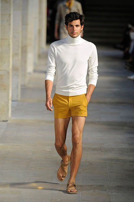 Le mini short pour homme fait son retour en force (et on ne va pas