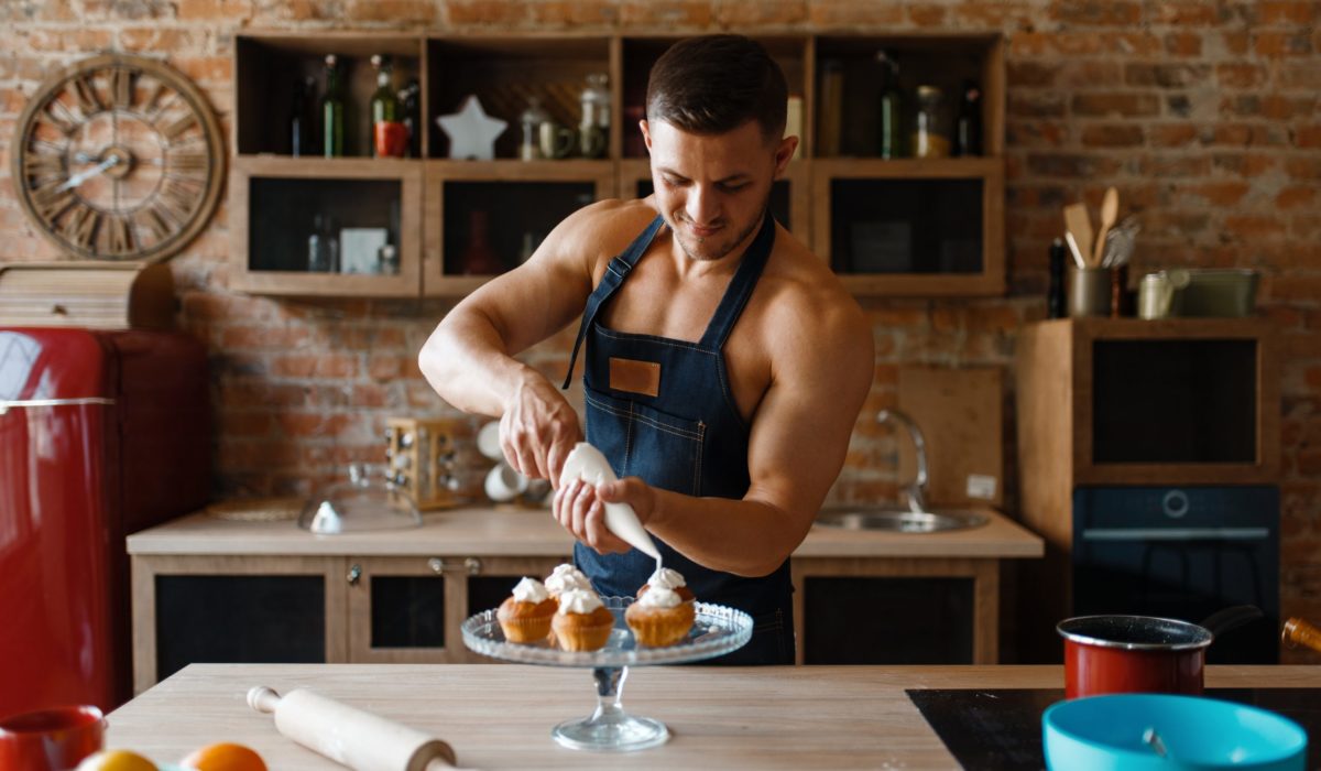 homme fait la cuisine