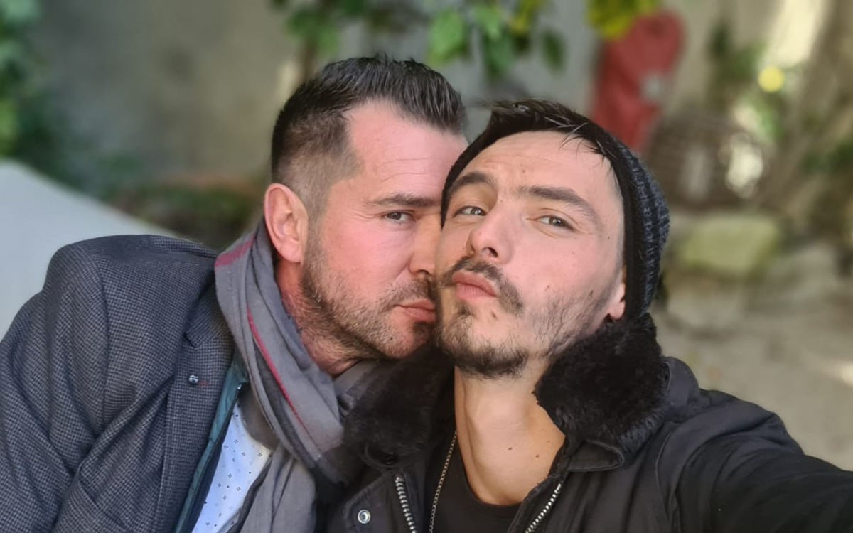 mathieu et alexandr amour est dans le pré