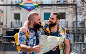 gay couple vacances