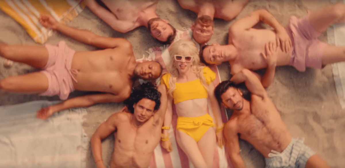 Carly Rae Jepsen Beach House Mecs torse nu plage