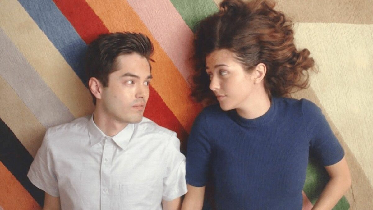 James Sweeney nous offre pour son premier long-métrage sorti en 2019 aux États-Unis, une comédie qui réinvente l’amour. Disponible aujourd’hui dans nos cinémas, ce film complexe casse les codes à travers un couple atypique.